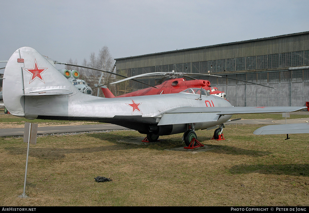 Aircraft Photo of 01 red | Mikoyan-Gurevich MiG-9 | Soviet Union - Air Force | AirHistory.net #902