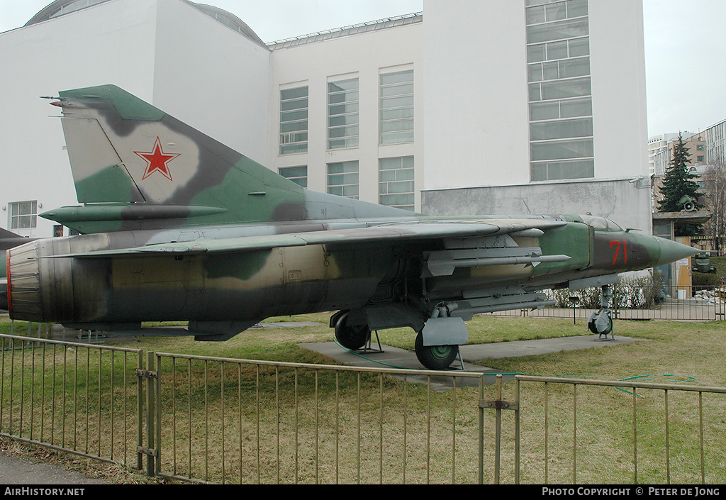 Aircraft Photo of 71 red | Mikoyan-Gurevich MiG-23S | Soviet Union - Air Force | AirHistory.net #4576