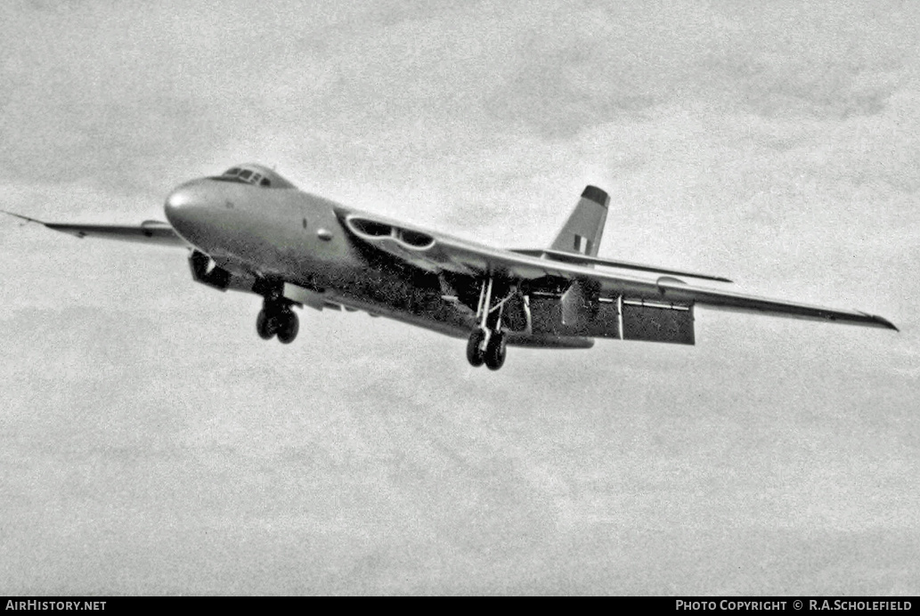 Aircraft Photo of WB215 | Vickers Valiant | UK - Air Force | AirHistory.net #14397