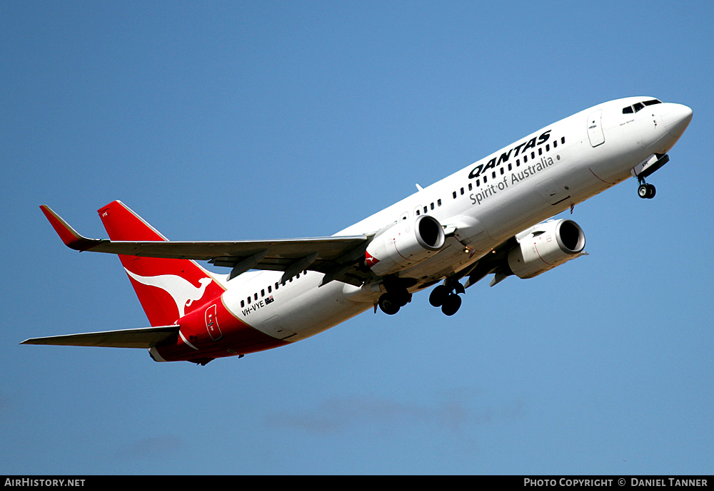 Aircraft Photo of VH-VYE | Boeing 737-838 | Qantas | AirHistory.net #15863