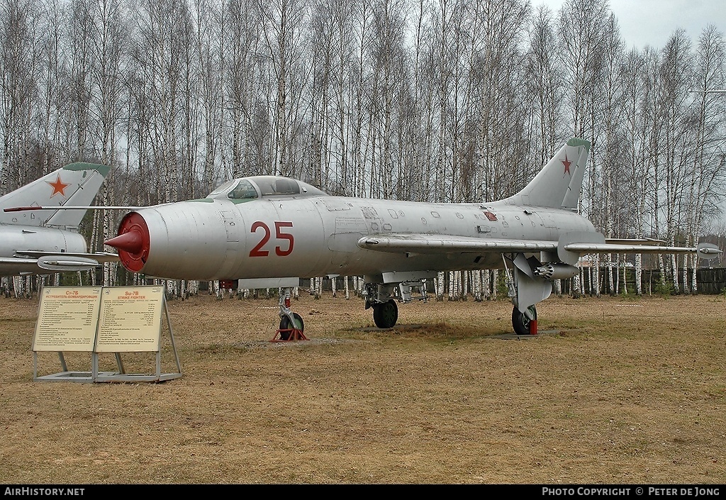Aircraft Photo of 25 red | Sukhoi Su-7B | Soviet Union - Air Force | AirHistory.net #16231