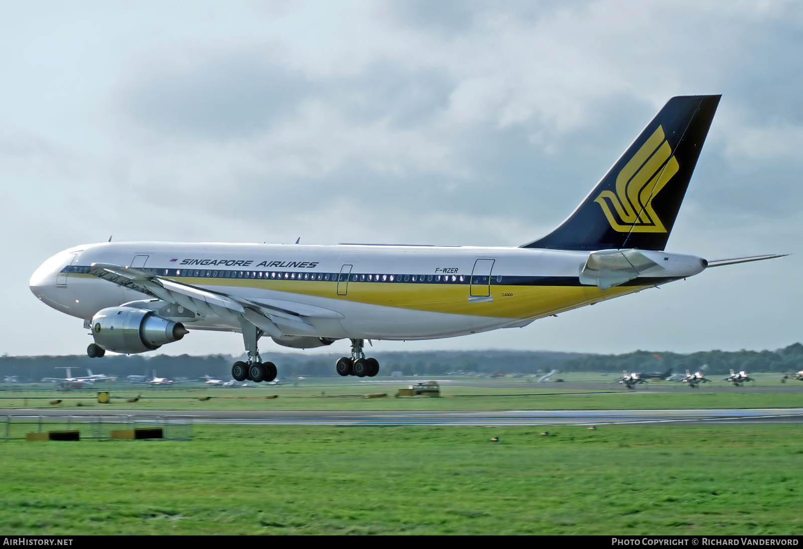 Aircraft Photo of F-WZER | Airbus A300B4-203 | Singapore Airlines | AirHistory.net #19660