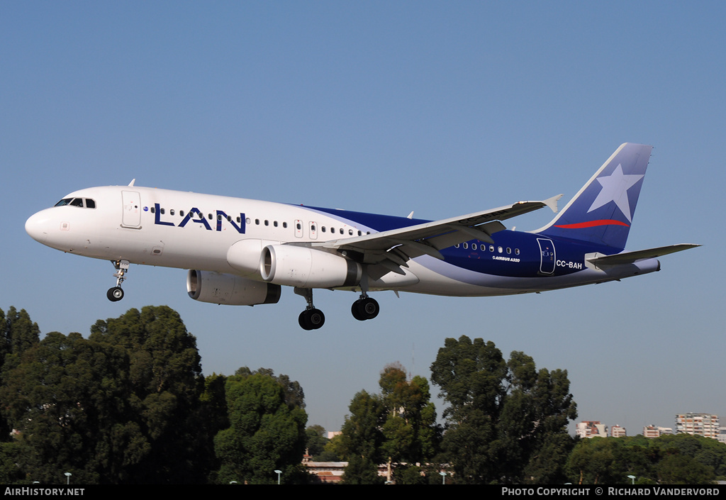 Aircraft Photo of CC-BAH | Airbus A320-232 | LAN Airlines - Línea Aérea Nacional | AirHistory.net #21063