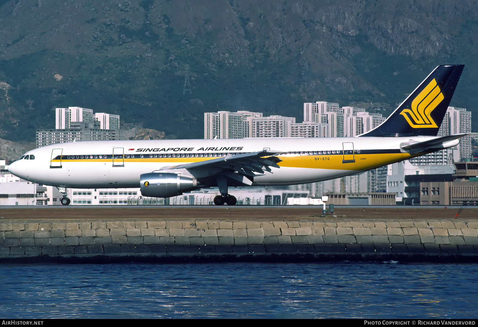 Aircraft Photo of 9V-STG | Airbus A300B4-203 | Singapore Airlines | AirHistory.net #22342
