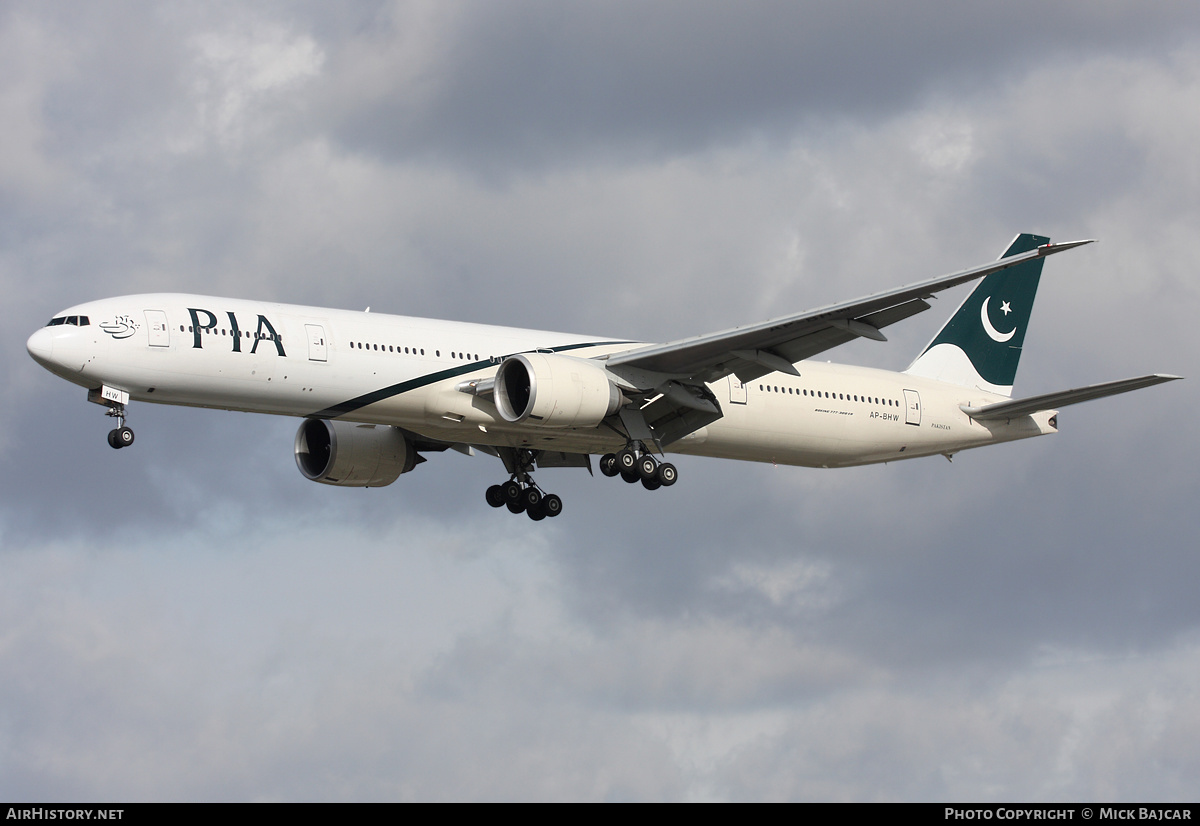 Aircraft Photo of AP-BHW | Boeing 777-340/ER | Pakistan International Airlines - PIA | AirHistory.net #26428
