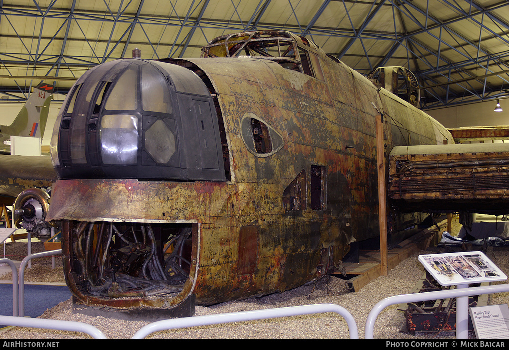 Aircraft Photo of W1048 | Handley Page HP-59 Halifax B2 | UK - Air Force | AirHistory.net #27008