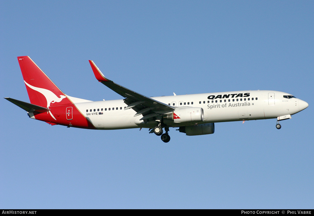 Aircraft Photo of VH-VYE | Boeing 737-838 | Qantas | AirHistory.net #30712