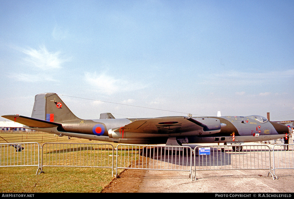 Aircraft Photo of WJ825 | English Electric Canberra PR7 | UK - Air Force | AirHistory.net #34310