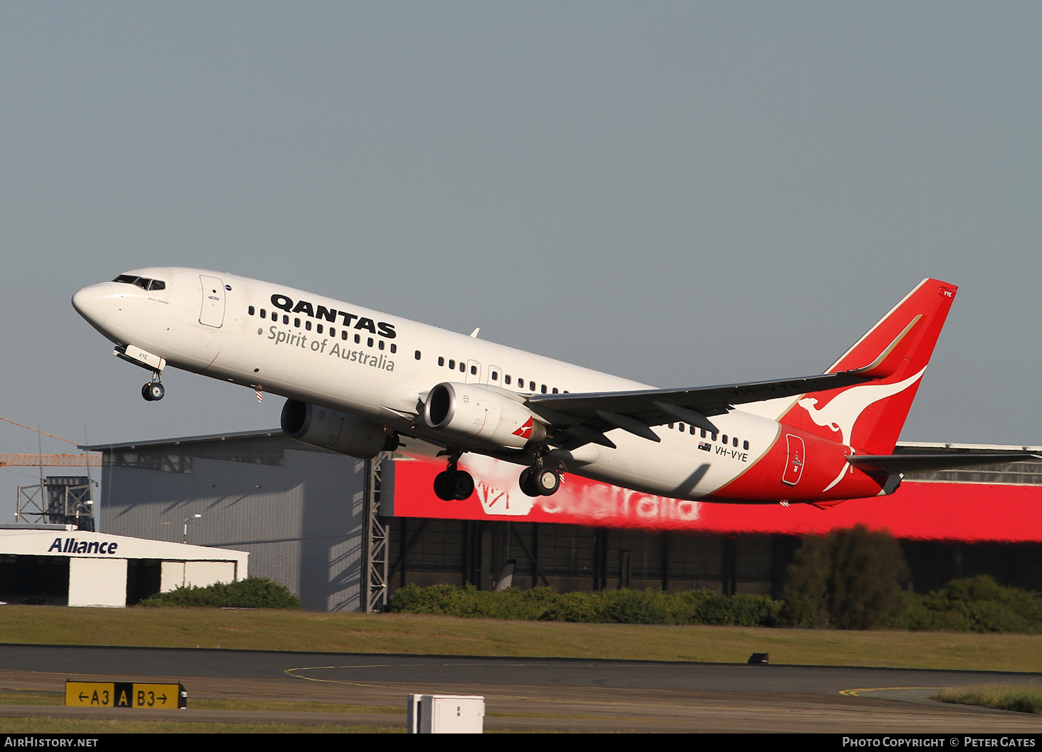 Aircraft Photo of VH-VYE | Boeing 737-838 | Qantas | AirHistory.net #35768
