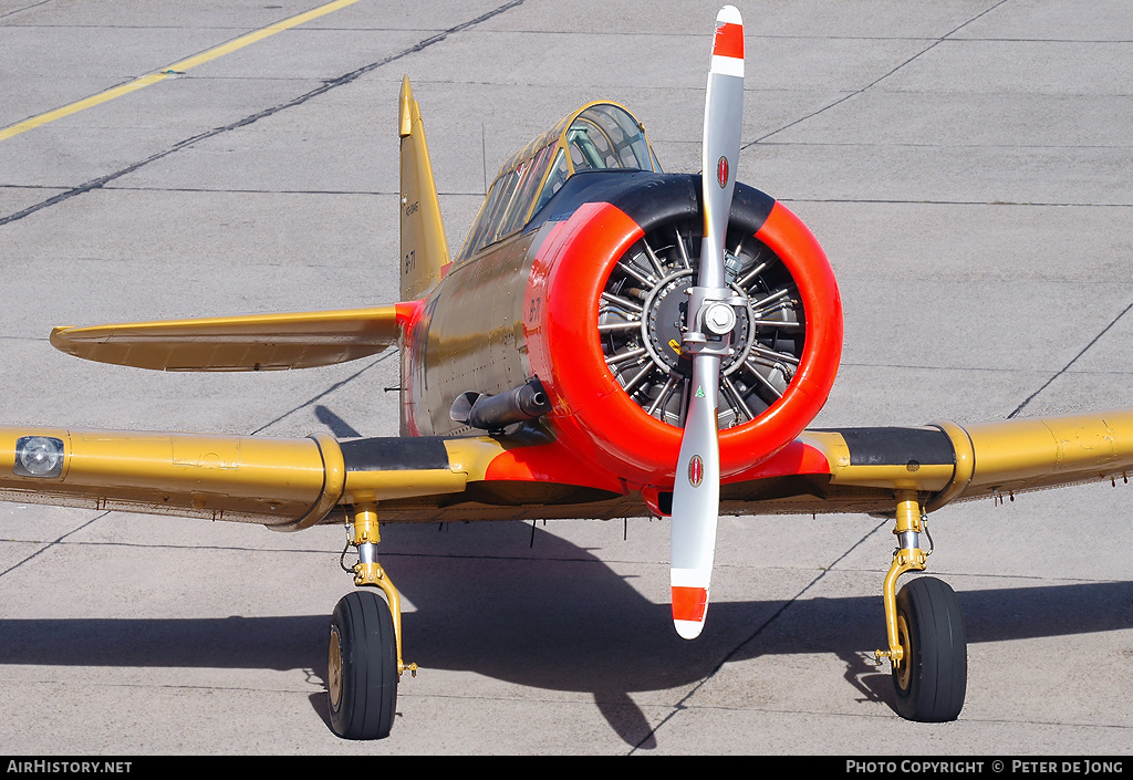 Aircraft Photo of PH-MLM / B-71 | North American AT-16 Harvard IIB | Koninklijke Luchtmacht Historische Vlucht | Netherlands - Air Force | AirHistory.net #38532