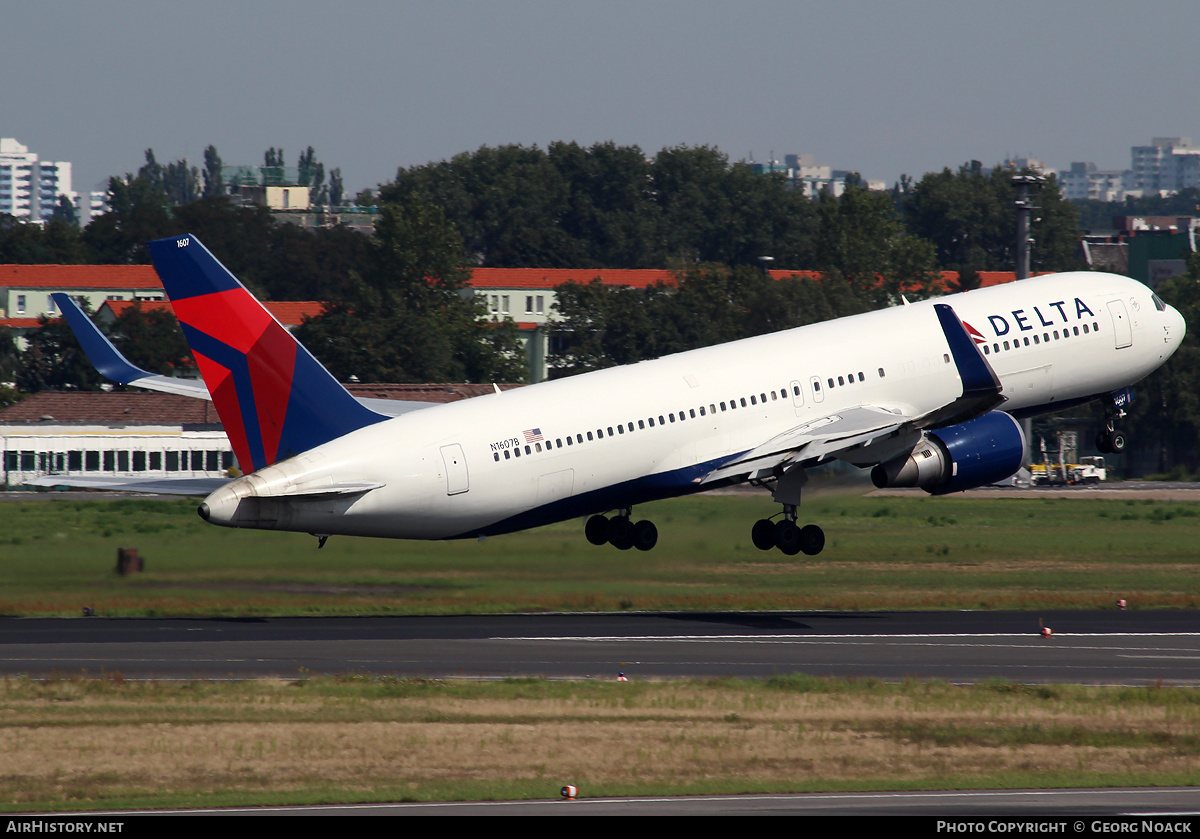 Aircraft Photo of N1607B | Boeing 767-332/ER | Delta Air Lines | AirHistory.net #39635