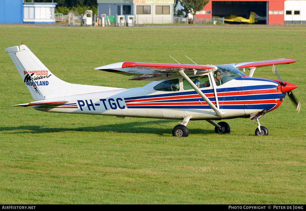 Aircraft Photo of PH-TGC | Cessna 182R Skylane | Parachutisten Centrum Midden Nederland | AirHistory.net #42564