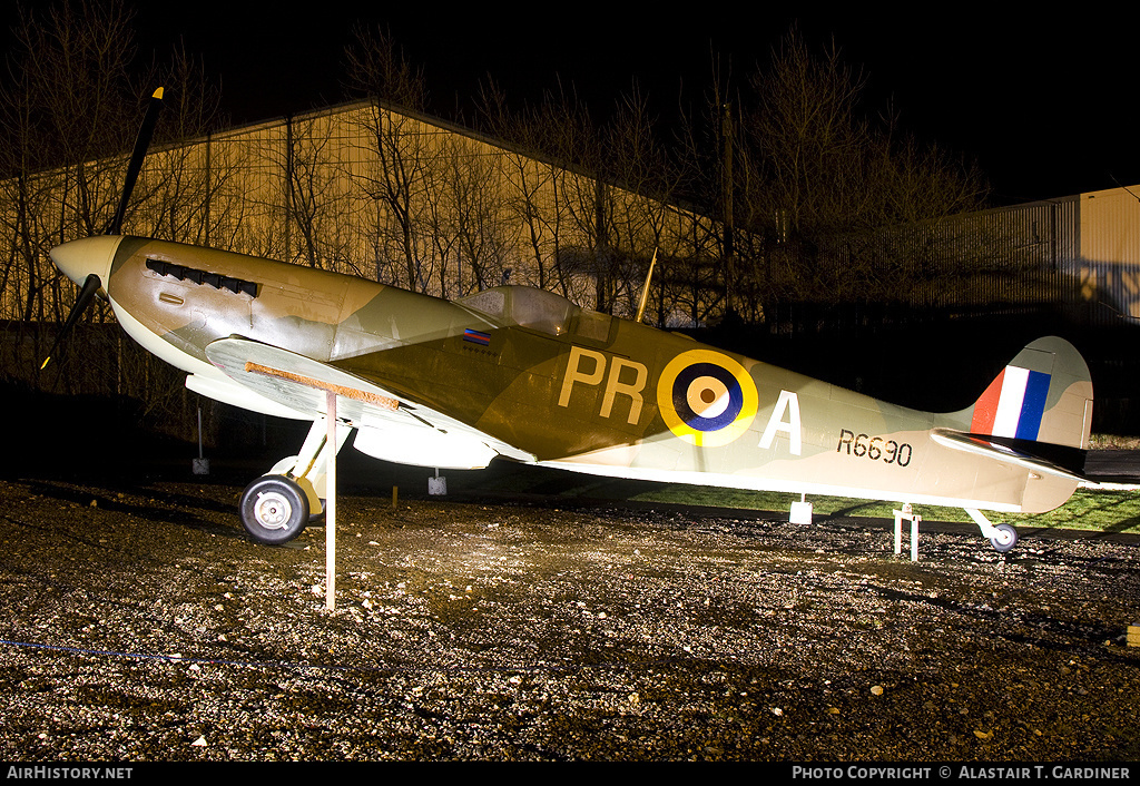 Aircraft Photo of R6690 | Supermarine Spitfire (model) | UK - Air Force | AirHistory.net #42600