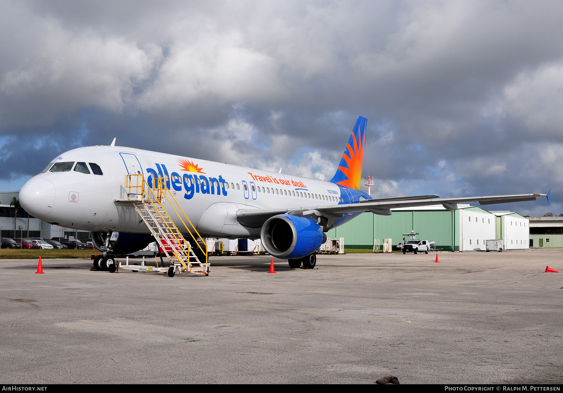 Aircraft Photo of N216NV | Airbus A320-214 | Allegiant Air | AirHistory.net #44328