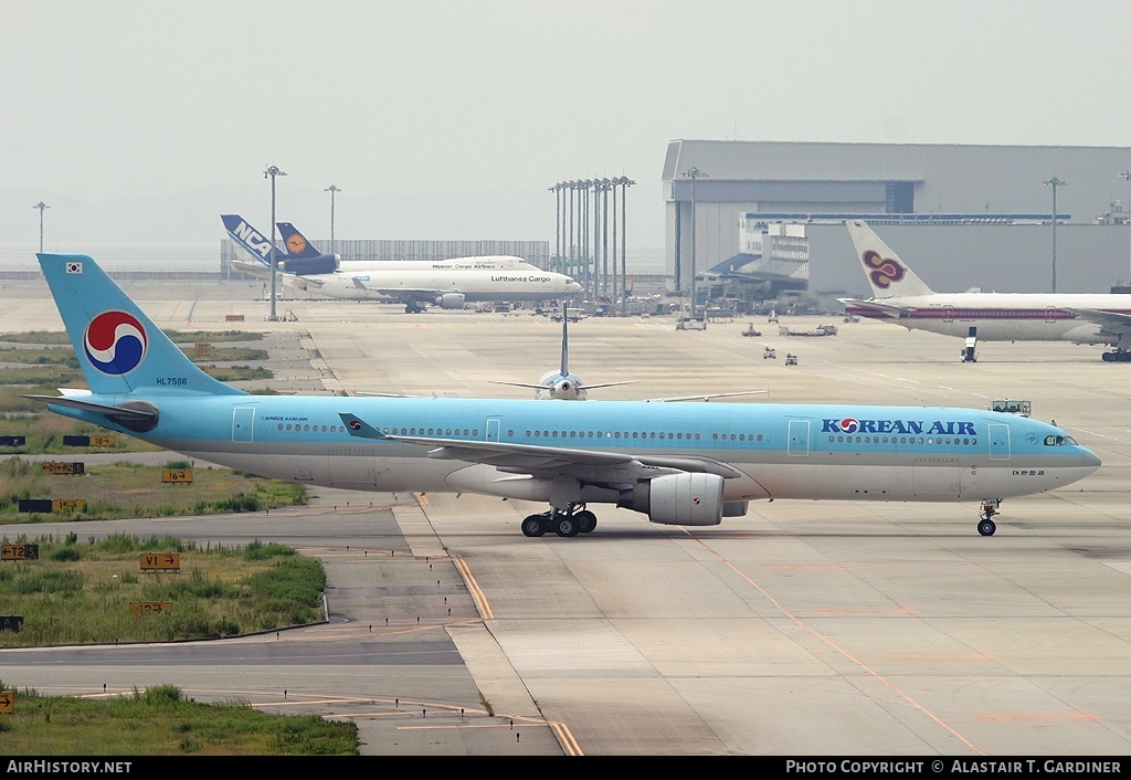 Aircraft Photo of HL7586 | Airbus A330-323 | Korean Air | AirHistory.net #44343