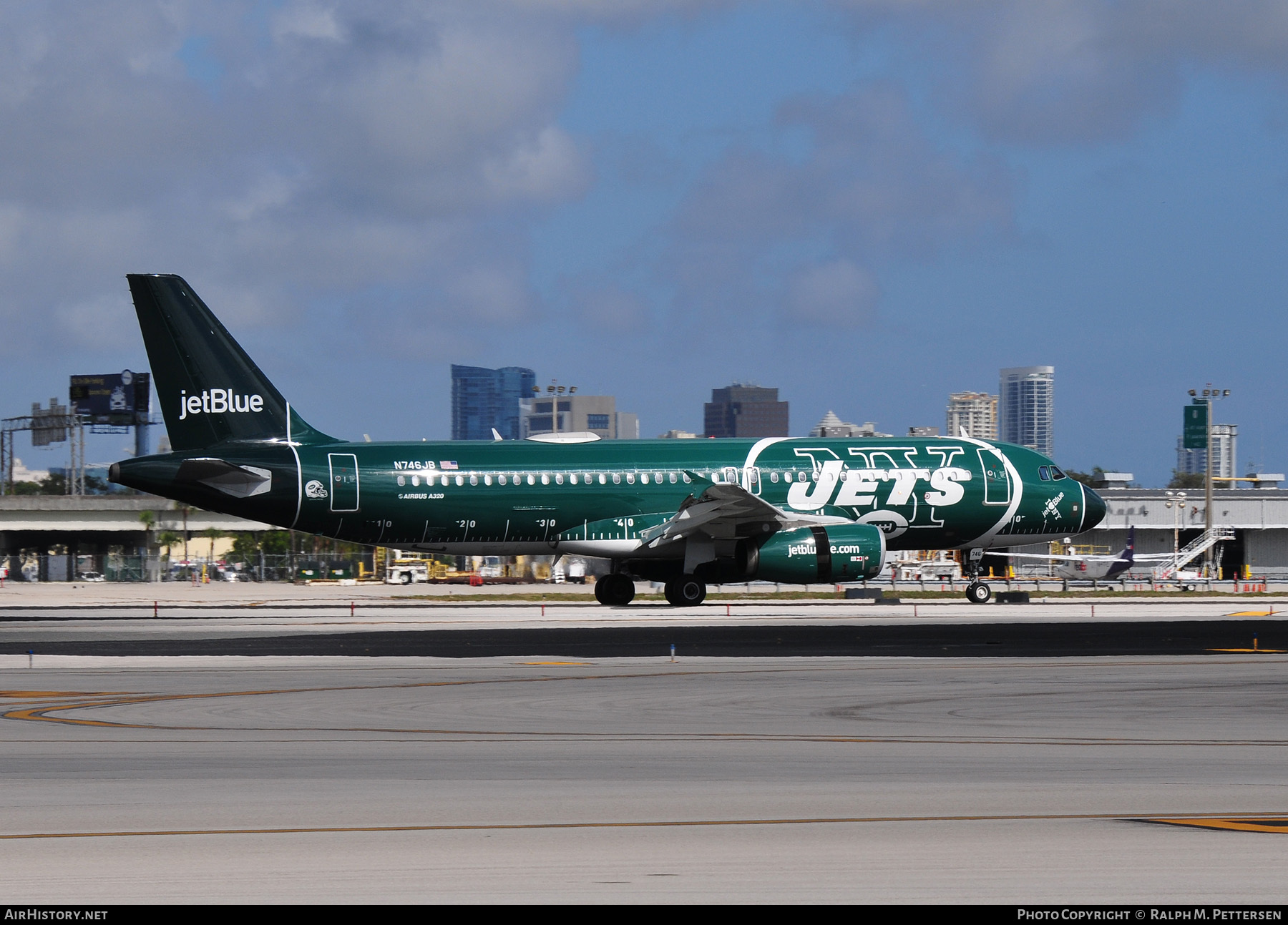 Aircraft Photo of N746JB | Airbus A320-232 | JetBlue Airways | AirHistory.net #44484