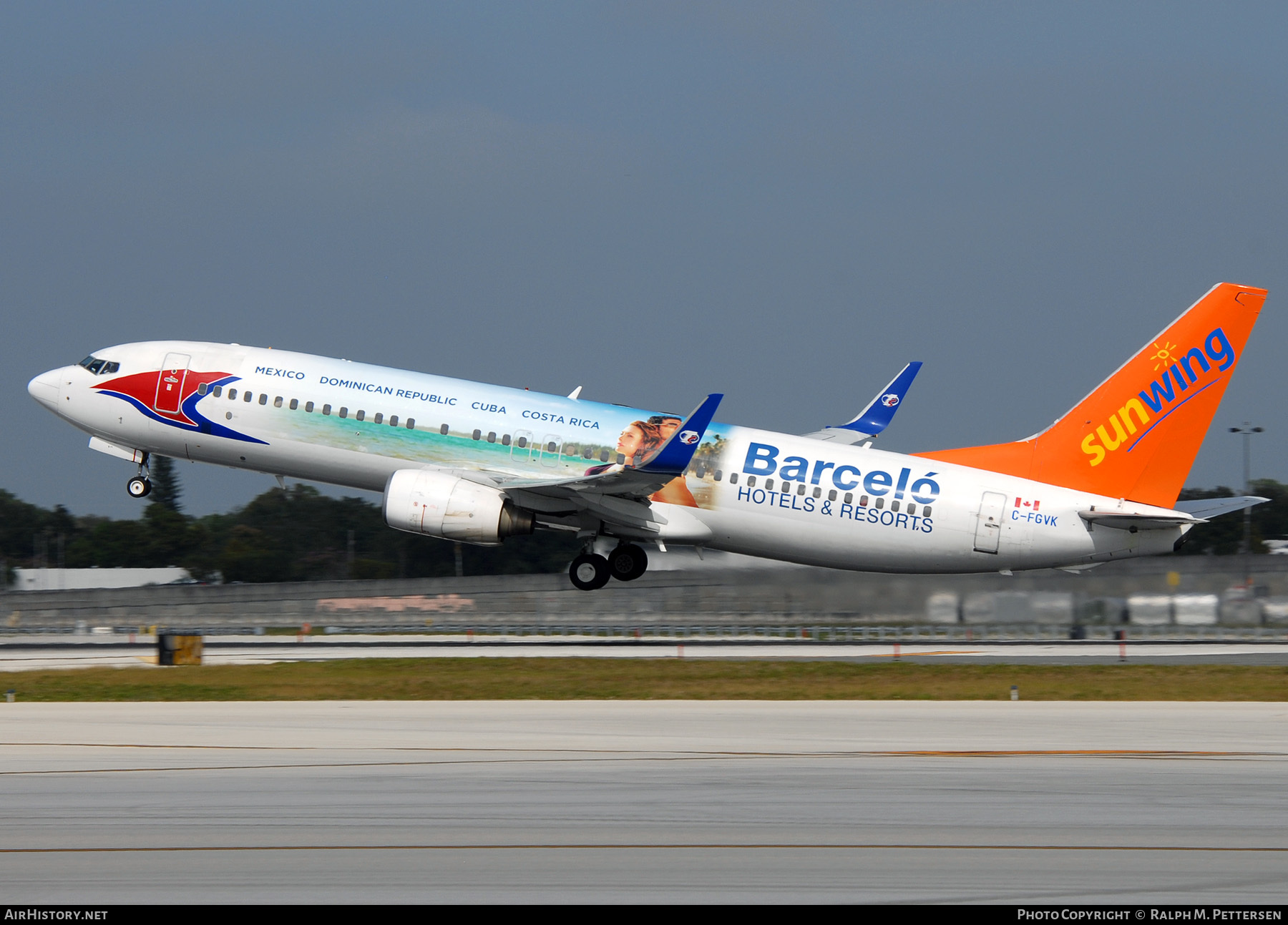 Aircraft Photo of C-FGVK | Boeing 737-86N | Sunwing Airlines | AirHistory.net #44781