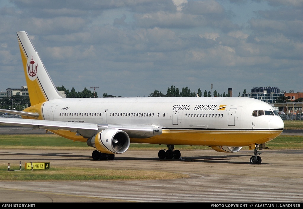 Aircraft Photo of V8-RBJ | Boeing 767-33A/ER | Royal Brunei Airlines | AirHistory.net #50604