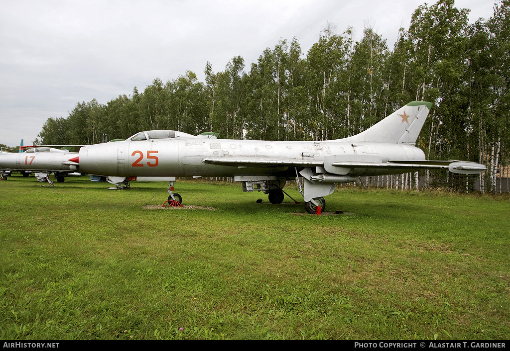 Aircraft Photo of 25 red | Sukhoi Su-7B | Russia - Air Force | AirHistory.net #51571