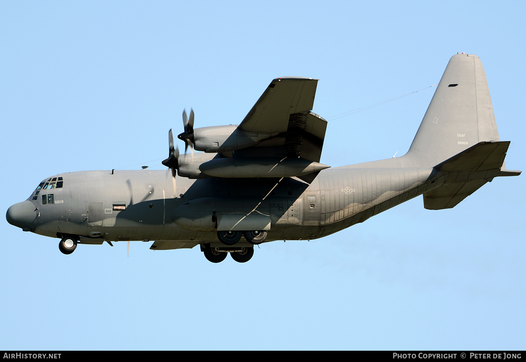 Aircraft Photo of 69-5828 / 95828 | Lockheed MC-130P Hercules (L-382) | USA - Air Force | AirHistory.net #51805