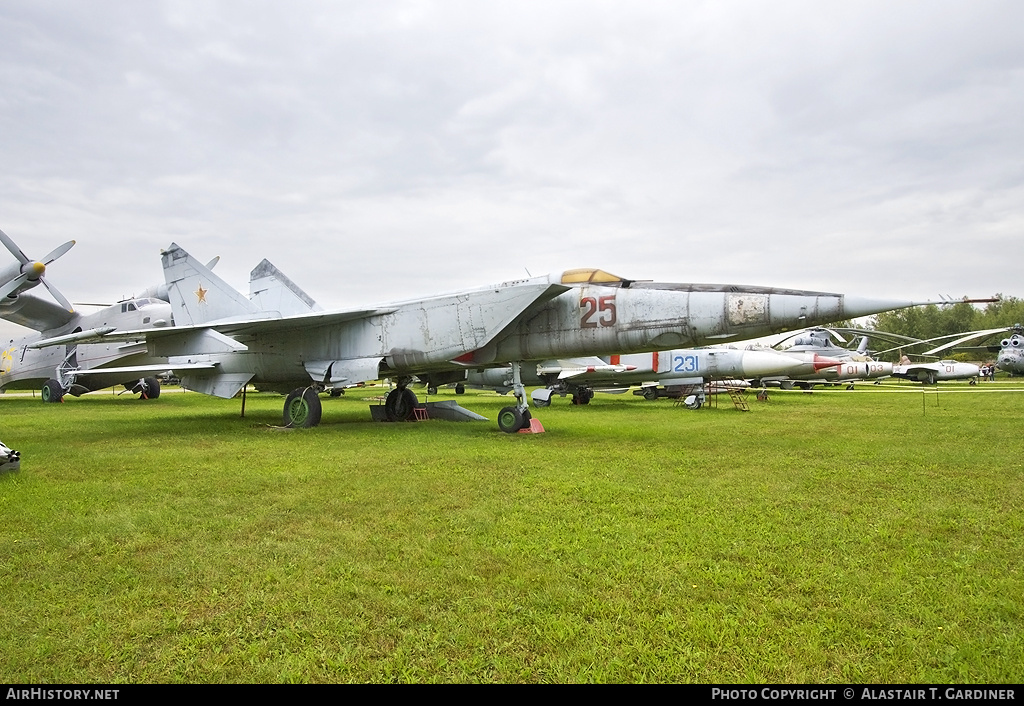 Aircraft Photo of 25 red | Mikoyan-Gurevich MiG-25R (Ye-155R) | Russia - Air Force | AirHistory.net #52942