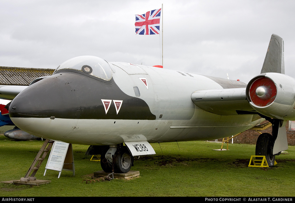 Aircraft Photo of WE188 | English Electric Canberra T4 | UK - Air Force | AirHistory.net #53214
