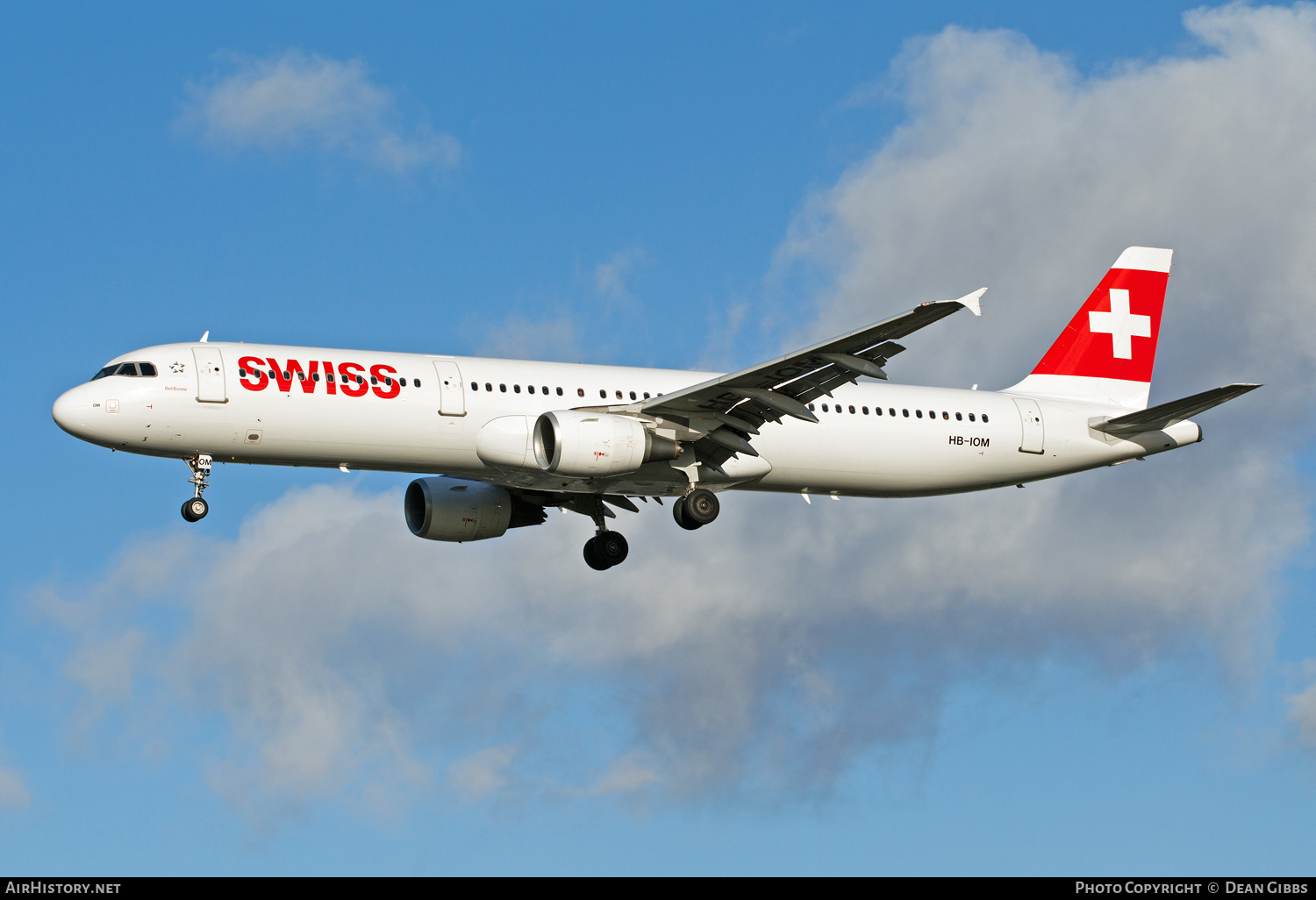 Aircraft Photo of HB-IOM | Airbus A321-212 | Swiss International Air Lines | AirHistory.net #54290