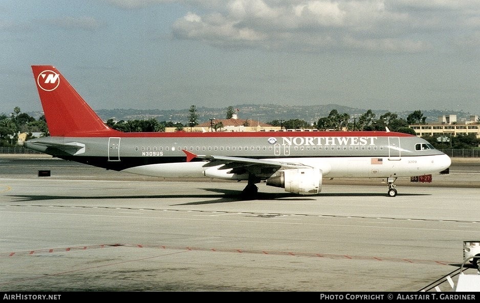 Aircraft Photo of N309US | Airbus A320-211 | Northwest Airlines | AirHistory.net #56780