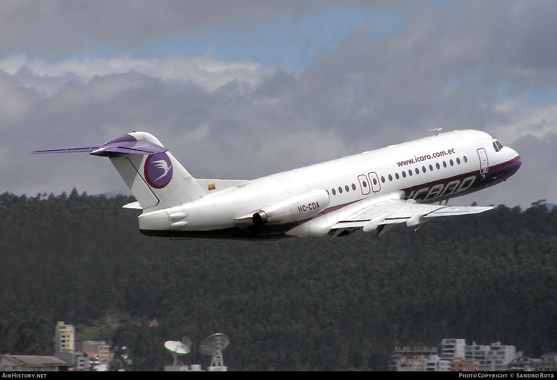 Aircraft Photo of HC-CDA | Fokker F28-4000 Fellowship | Ícaro Air | AirHistory.net #58517