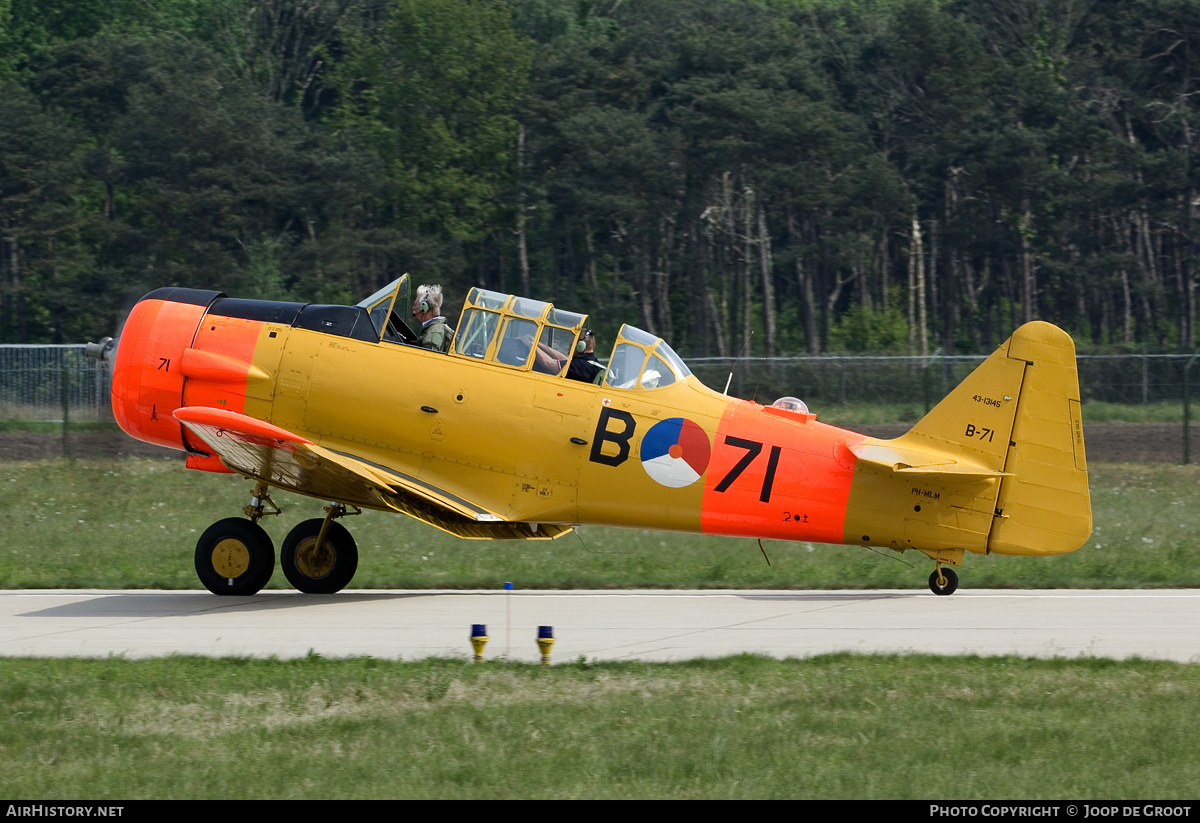 Aircraft Photo of PH-MLM / B-71 | North American AT-16 Harvard IIB | Koninklijke Luchtmacht Historische Vlucht | Netherlands - Air Force | AirHistory.net #59322