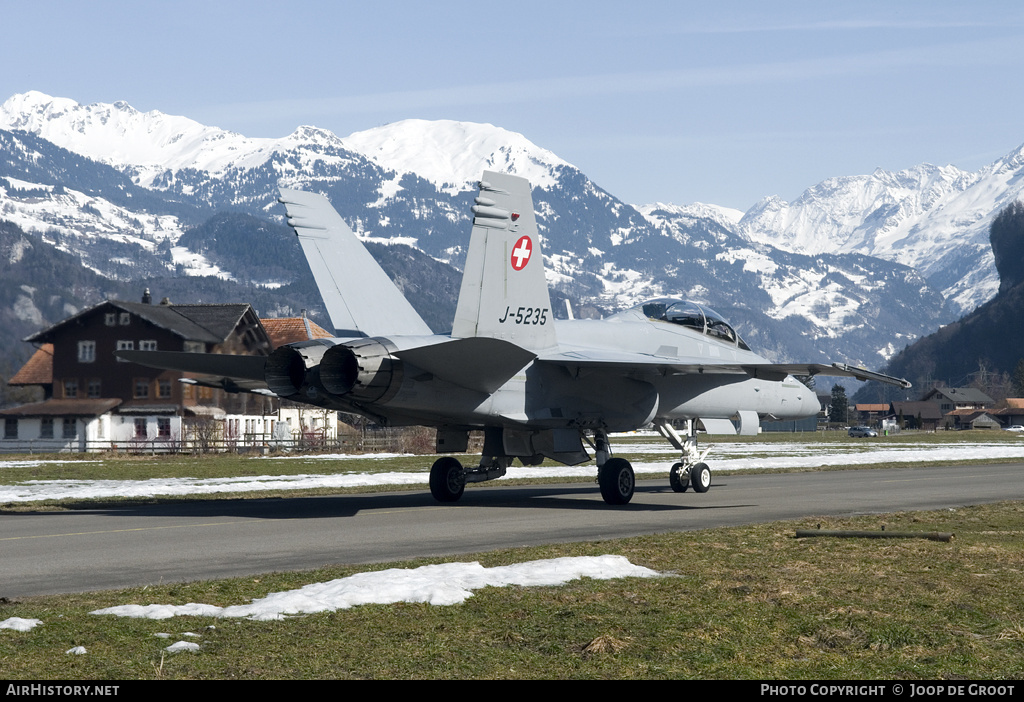 Aircraft Photo of J-5235 | McDonnell Douglas F/A-18D Hornet | Switzerland - Air Force | AirHistory.net #60486