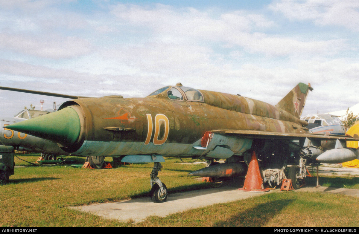 Aircraft Photo of 10 yellow | Mikoyan-Gurevich MiG-21SMT | Soviet Union - Air Force | AirHistory.net #61065