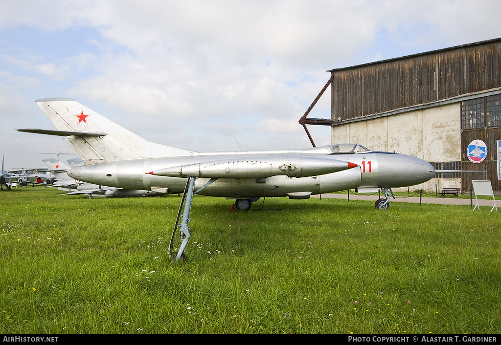 Aircraft Photo of 11 red | Yakovlev Yak-25RV-II | Russia - Air Force | AirHistory.net #63541