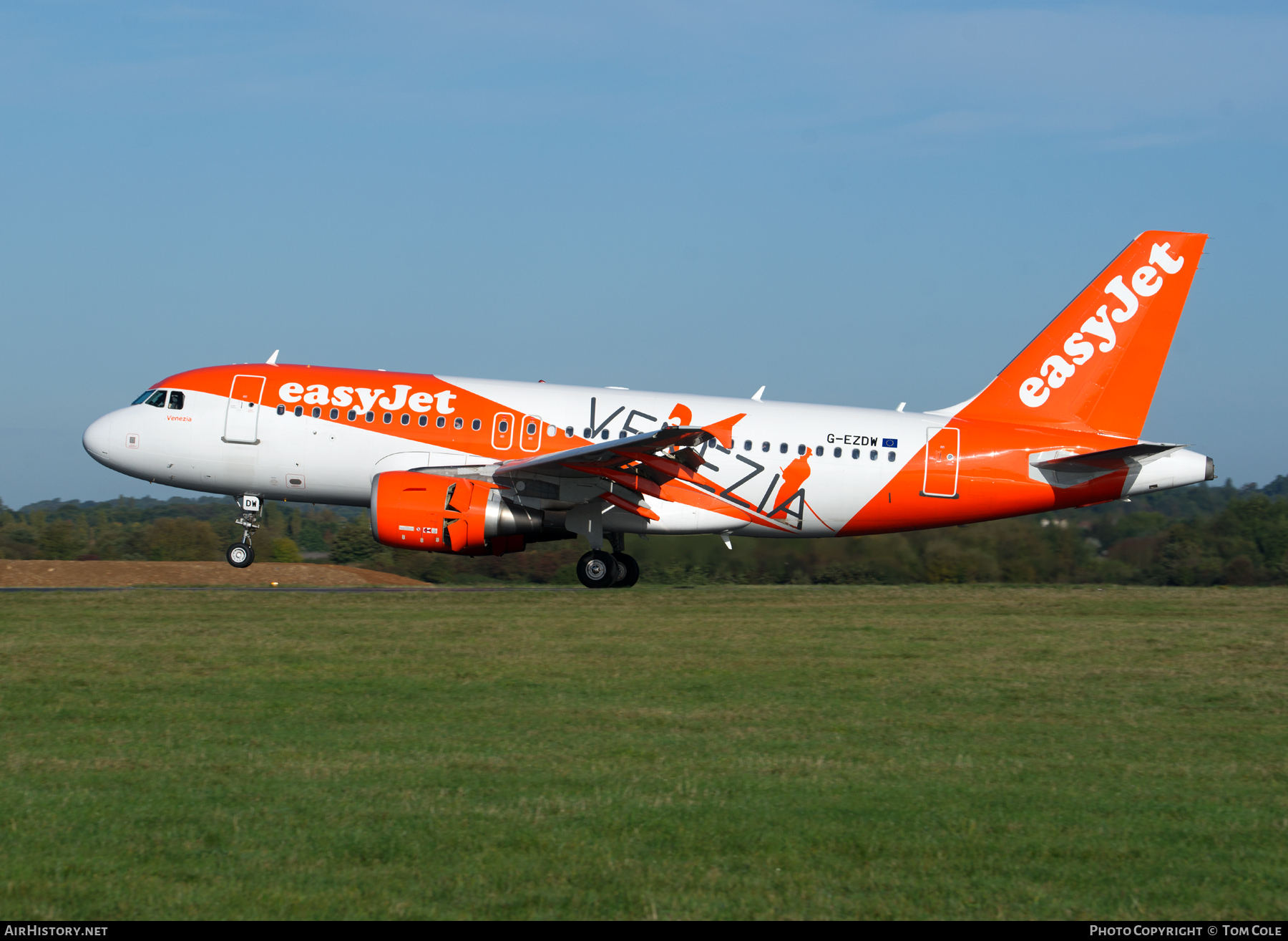 Aircraft Photo of G-EZDW | Airbus A319-111 | EasyJet | AirHistory.net #64053