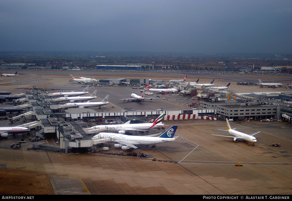 Airport photo of London - Heathrow (EGLL / LHR) in England, United Kingdom | AirHistory.net #64530