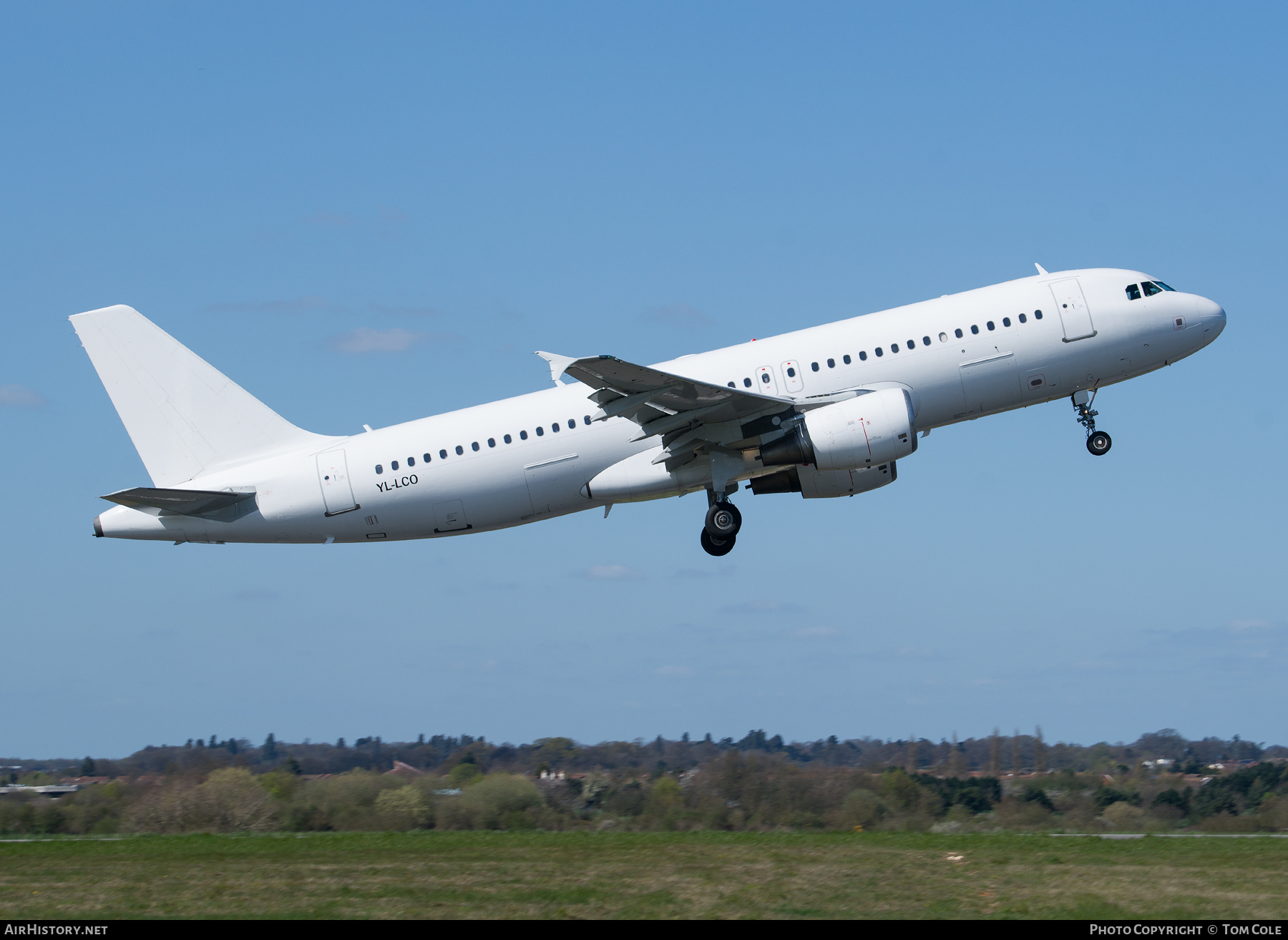 Aircraft Photo of YL-LCO | Airbus A320-214 | AirHistory.net #65627