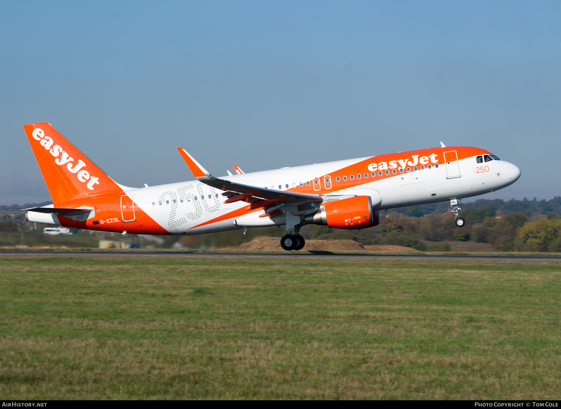 Aircraft Photo of G-EZOL | Airbus A320-214 | EasyJet | AirHistory.net #66596