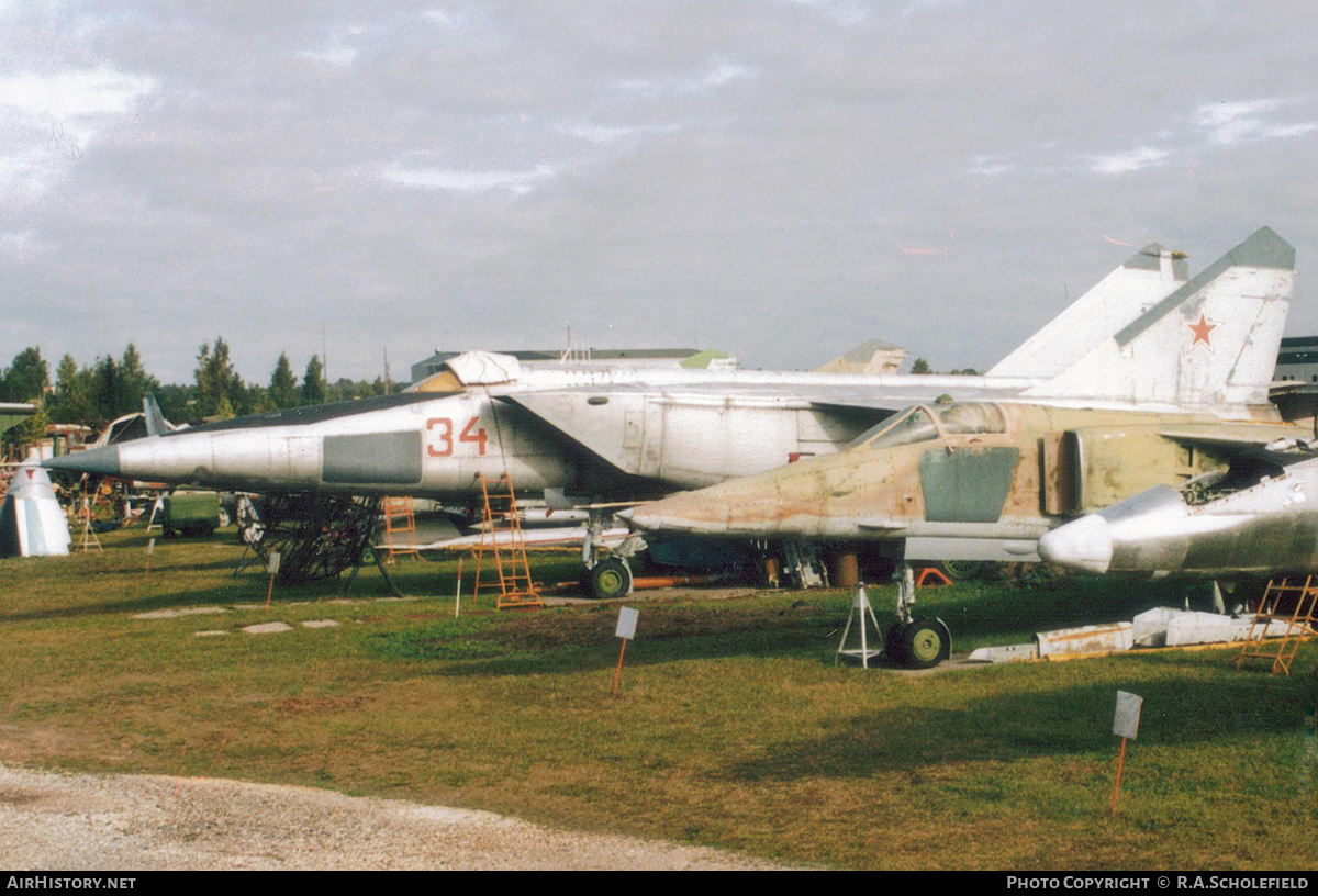 Aircraft Photo of 34 red | Mikoyan-Gurevich MiG-25RBS | Soviet Union - Air Force | AirHistory.net #67152