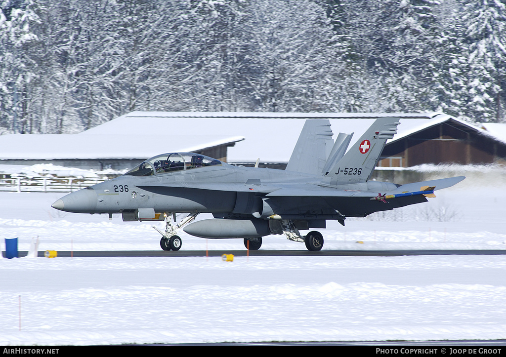 Aircraft Photo of J-5236 | McDonnell Douglas F/A-18D Hornet | Switzerland - Air Force | AirHistory.net #69584