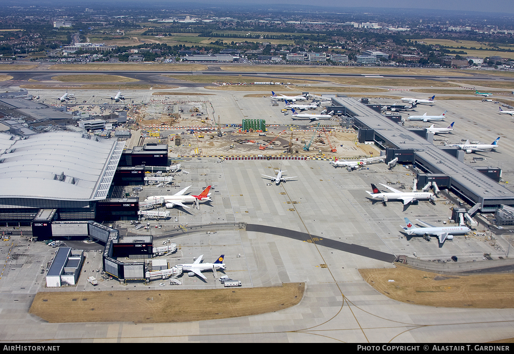 Airport photo of London - Heathrow (EGLL / LHR) in England, United Kingdom | AirHistory.net #72434