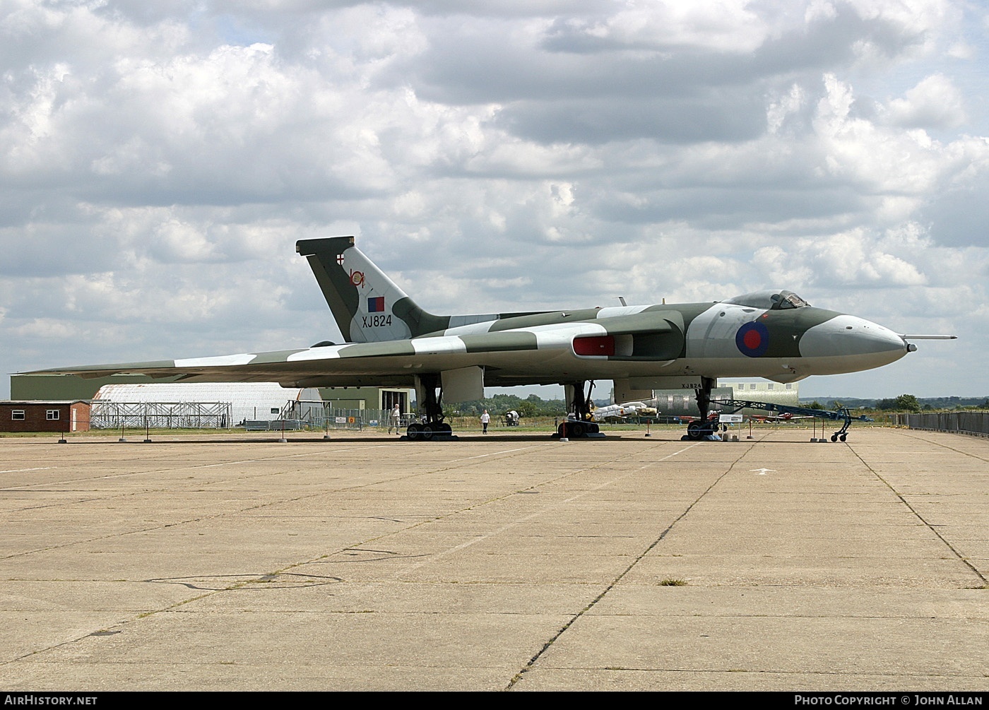 Aircraft Photo of XJ824 | Avro 698 Vulcan B.2A | UK - Air Force | AirHistory.net #80710