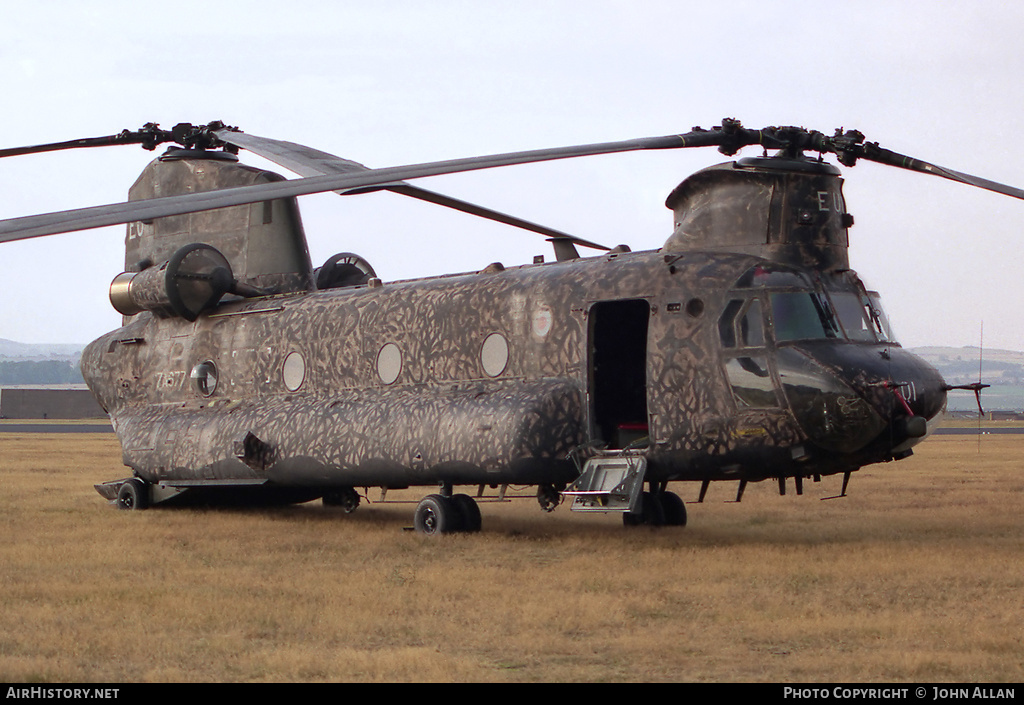 Aircraft Photo of ZA677 | Boeing Vertol Chinook HC1 (352) | UK - Air Force | AirHistory.net #80727