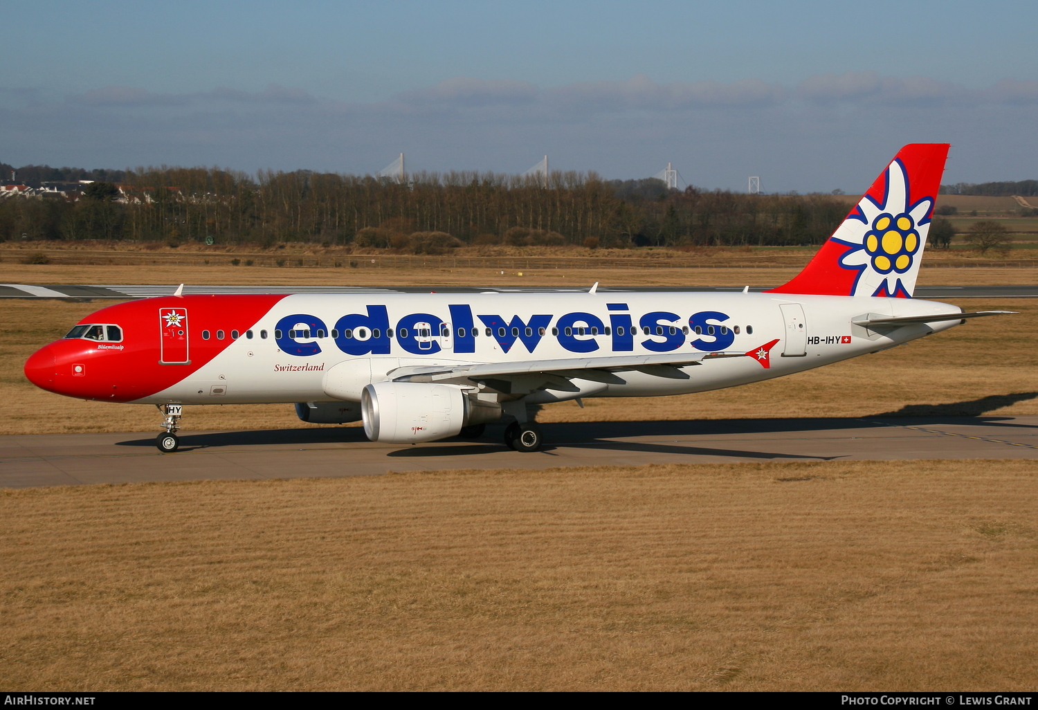 Aircraft Photo of HB-IHY | Airbus A320-214 | Edelweiss Air | AirHistory.net #85083