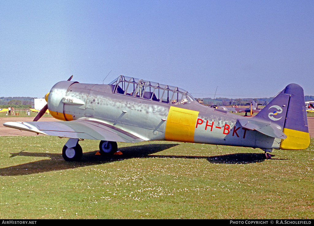 Aircraft Photo of PH-BKT / B-135 | North American AT-16 Harvard IIB | Stichting Vliegsport Gilze-Rijen | AirHistory.net #90433