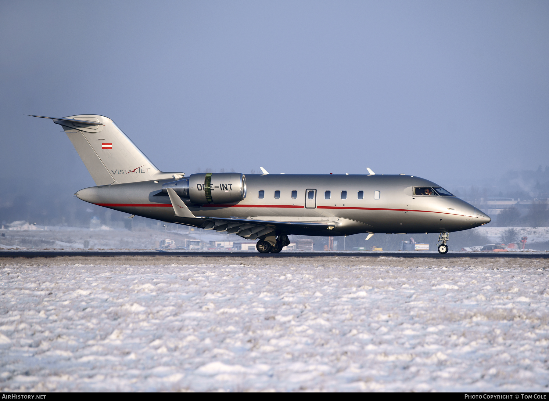 Aircraft Photo of OE-INT | Bombardier Challenger 605 (CL-600-2B16) | VistaJet | AirHistory.net #90589