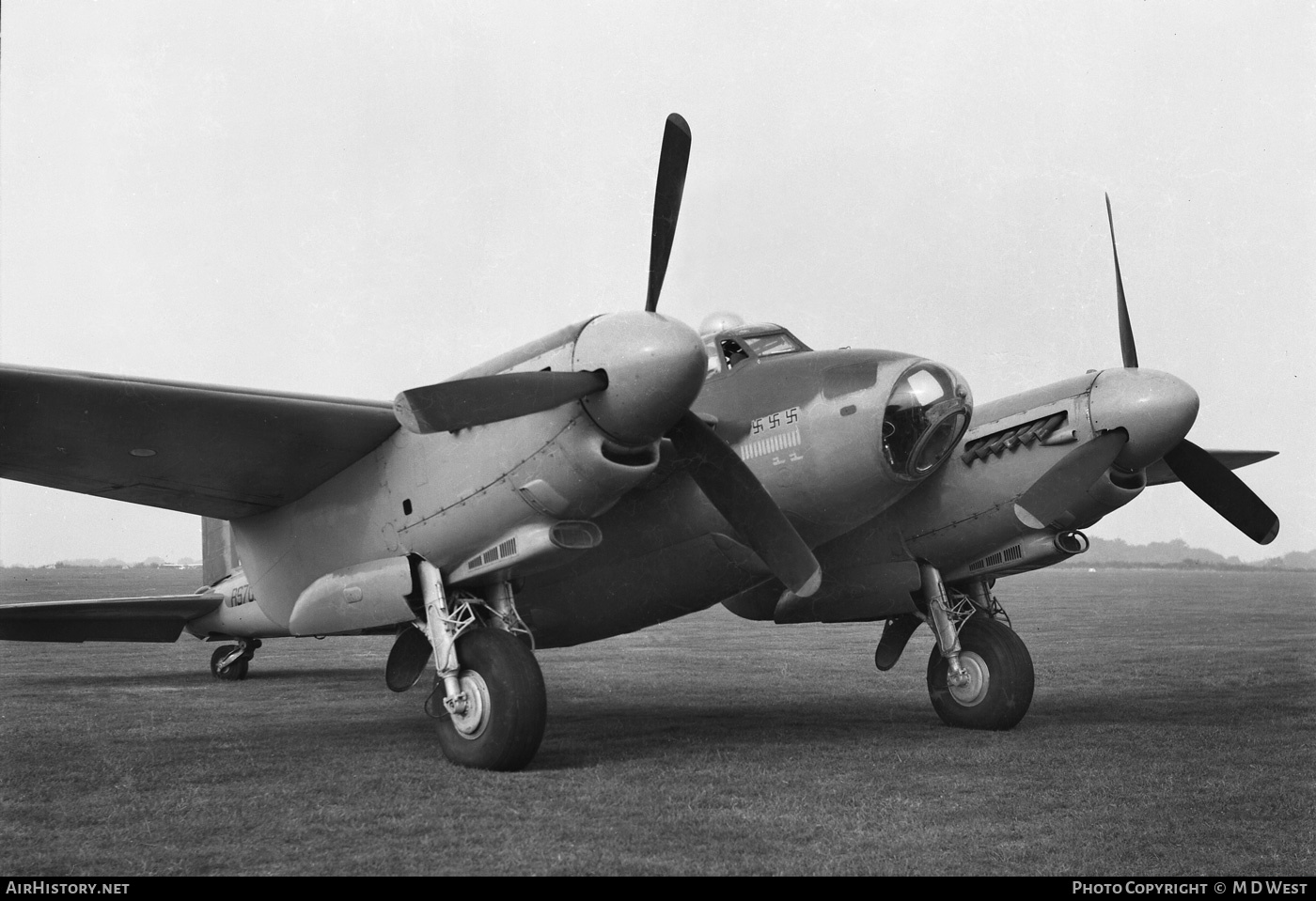 Aircraft Photo of G-ASKA / RS709 | De Havilland D.H. 98 Mosquito TT35 | UK - Air Force | AirHistory.net #92074