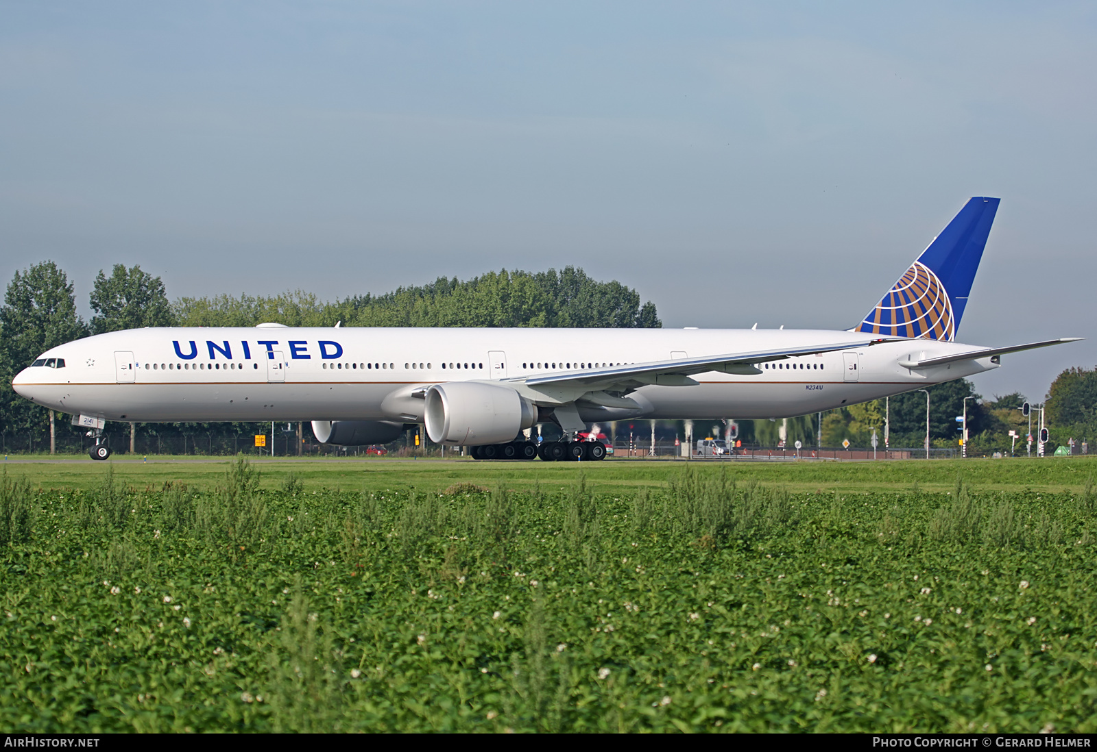 Aircraft Photo of N2341U | Boeing 777-300/ER | United Airlines | AirHistory.net #96300