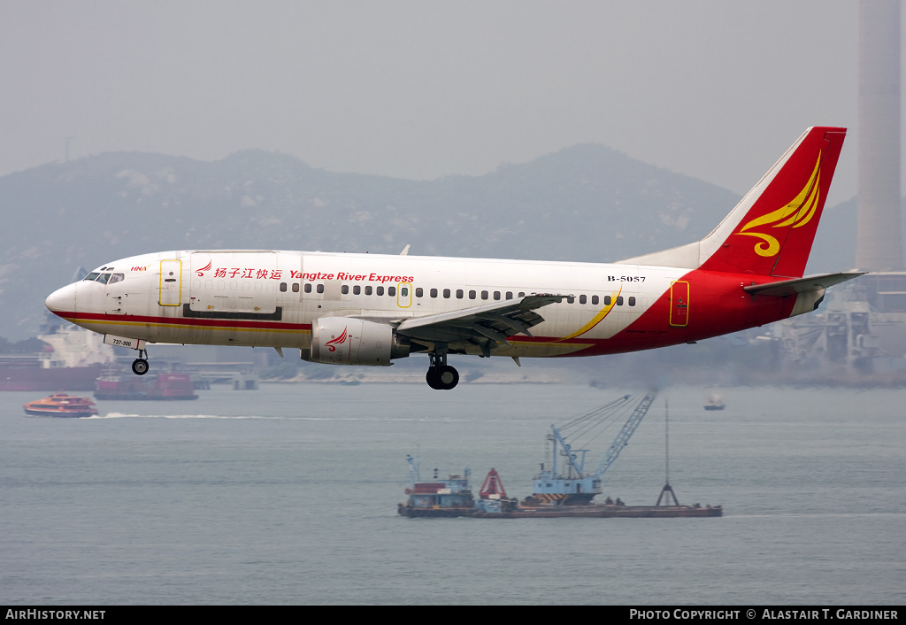 Aircraft Photo of B-5057 | Boeing 737-330(QC) | Yangtze River Express | AirHistory.net #98033