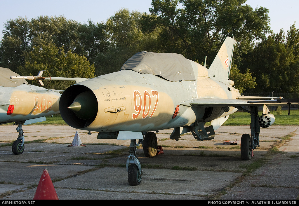 Aircraft Photo of 907 | Mikoyan-Gurevich MiG-21UM | Hungary - Air Force | AirHistory.net #98538