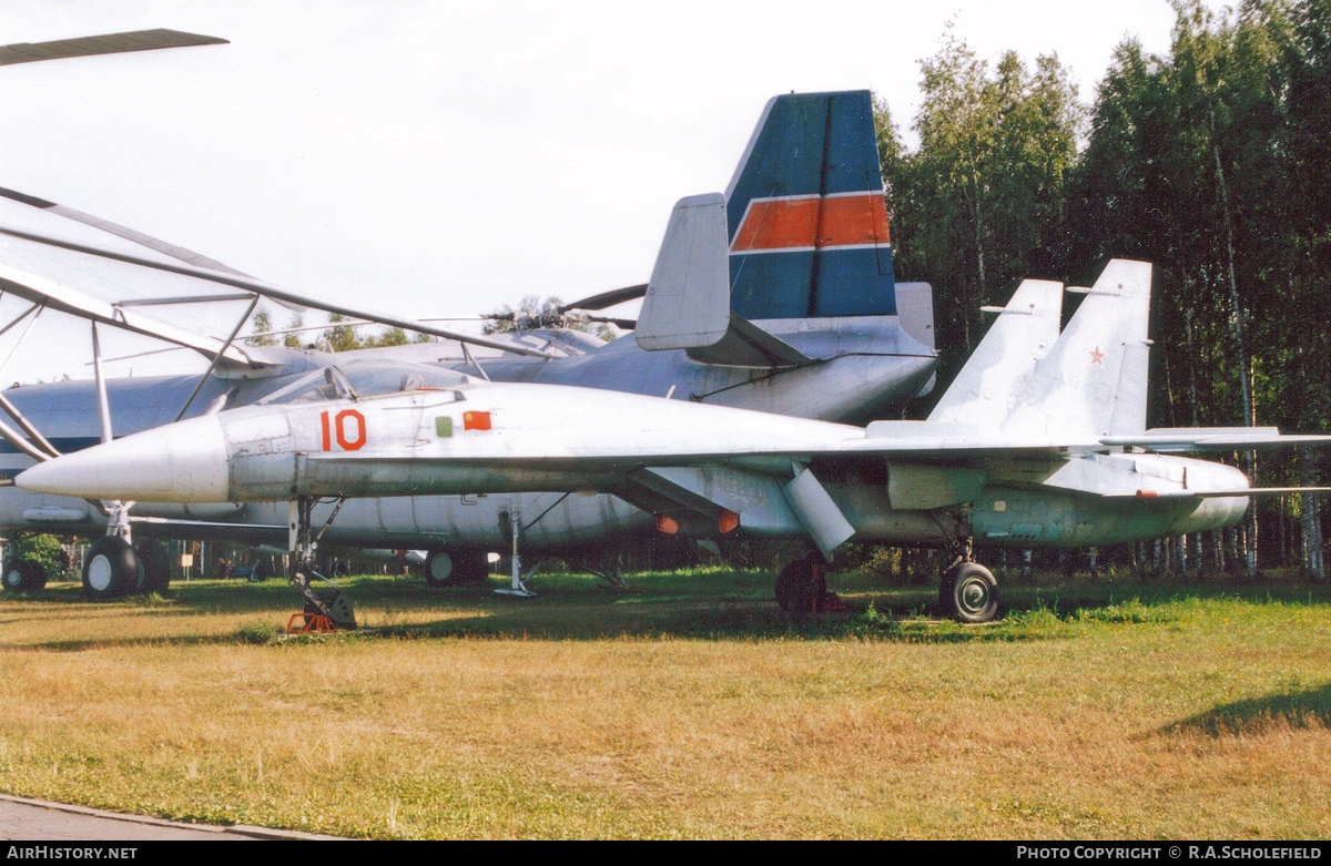 Aircraft Photo of 10 red | Sukhoi T-10-1 (Su-27) | Soviet Union - Air Force | AirHistory.net #100221